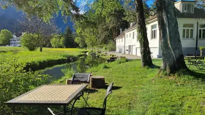 a picnic table in the grass in front of a house at Treffpunkt Heuwiese in Weite