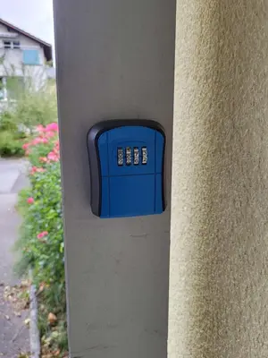 a pay box on the side of a building at Ahornwohnung, ruhige Lage, nähe Bahnhof und Zentrum in Buchs