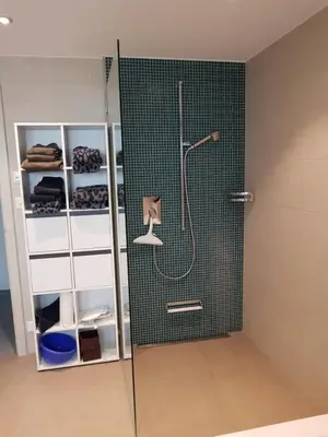 a bathroom with a shower with a glass door at Ahornwohnung, ruhige Lage, nähe Bahnhof und Zentrum in Buchs
