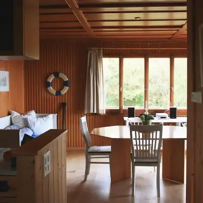 Haus am Seeufer mit Veranda in natürlicher Umgebung