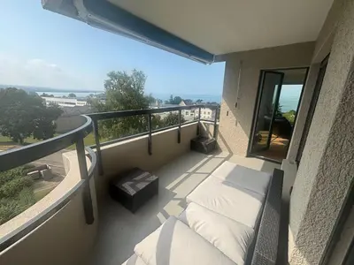 a living room with a wooden table with chairs and windows at Seenähe 300 Meter 126 qm Wohnfläche 6 Betten in Rorschacherberg