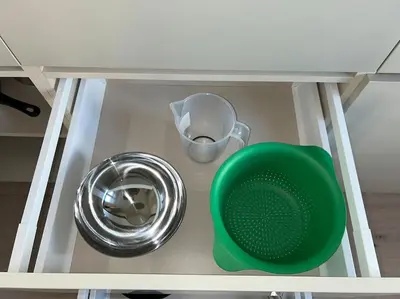 a shelf with a bowl and a metal bowl at Jasminkas Host 1, Ruhig, Gratis Parkplatz Balkon & im 1, Stockwerk in St. Gallen