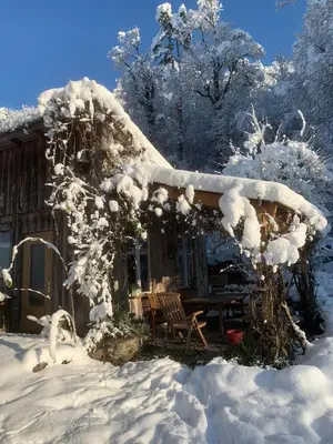 a cabin in the snow with a table and chairs at Auszeitoase am Wald und Bach in Kradolf