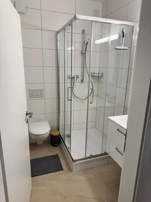 a bathroom with a shower and a toilet at Gemütliche und geräumige 2,5 Zimmer Wohnung mit kostenlosem Parkplatz in St. Gallen