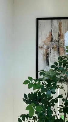 a plant in front of a picture with a painting at DESIGN-STUDIO 4 !Gratis Parken, Free Parking! in Kreuzlingen