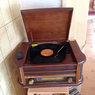 a wooden box with a record player and a vinyl record at Ferienhaus Lindeli, Luxeriös eifach in Sankt Peterzell