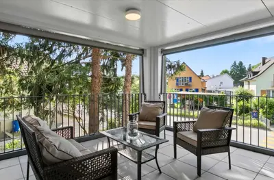 a living room with a couch and a flat screen tv at Lake & Parkside - Ihr unvergesslicher Bodensee-Aufenthalt in Salmsach