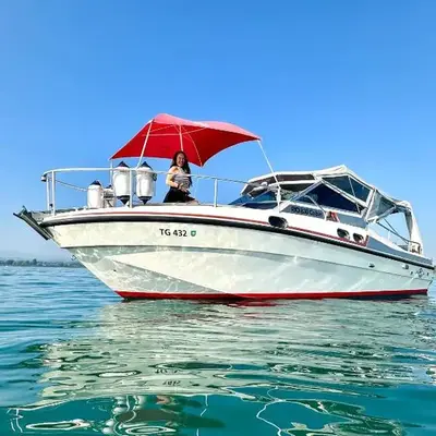 Gemütliches Motorboot im Yachthafen von Romanshorn