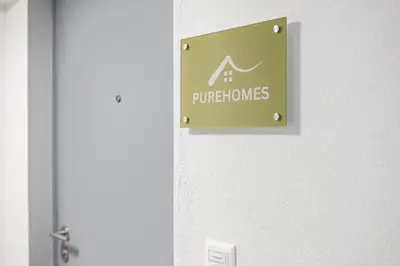 a sign on a door that reads purizons at Modernes Apartment mit Balkon und Parkplatz, Nähe See in St. Gallen