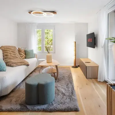 Modernes Apartment mit Balkon und Parkplatz