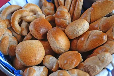 a bowl filled with lots of buns and pretzels at Sonnmatt Bergpension & Gesundheitszentrum in Ebnat