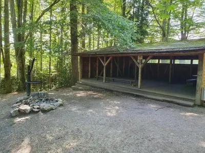 a wooden pavilion in the middle of a forest at Naturnah und familienfreundlich in Degersheim