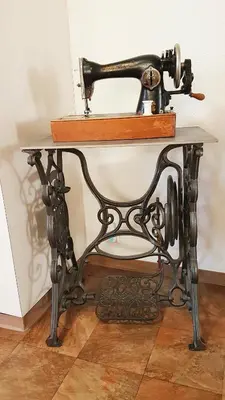 an old sewing machine sitting on top of a table at Family Mountain View - Upper Alley in Buchs
