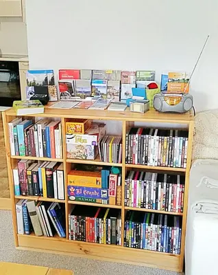 a book shelf filled with lots of books at Family Mountain View - Upper Alley in Buchs