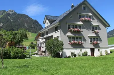a white house with flowers on the windows at Wies in Stein