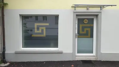 a white building with a door and a window at Grosses Apartement 2 Schlafzimmer am Bodensee in Arbon