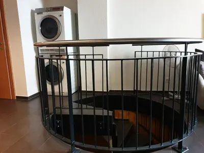 a dog in a cage next to a washing machine at Grosses Apartement 2 Schlafzimmer am Bodensee in Arbon