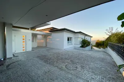 an empty courtyard of a house at Exklusive Mini-Villa mit viel Platz in Herisau