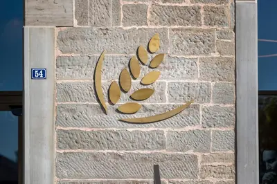 a sign on the side of a brick wall at Business Appartement 1 am Bodensee in Romanshorn