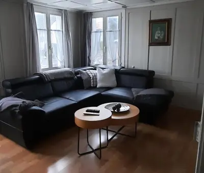 a living room with a black couch and a table at Ferienwohnung Florida in Stein